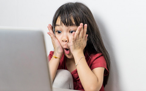 亚洲孩子是在计算机上的东西的超级意外。互联网可以为你孩子的危险。让您的孩子从有害内容计算机在线互联网.