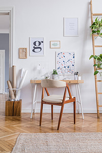 装修模板摄影照片_设计斯堪的纳维亚家居空间内部与时尚的椅子，木桌，梯子，commode，优雅的配件和模拟海报框架。时尚的家居装饰。模板。白墙.