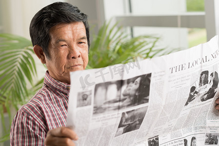 越南裔男子读报纸