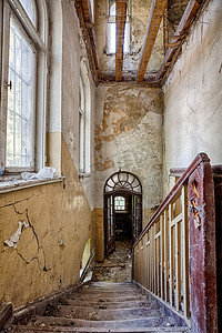 在一个废弃的房子的楼梯