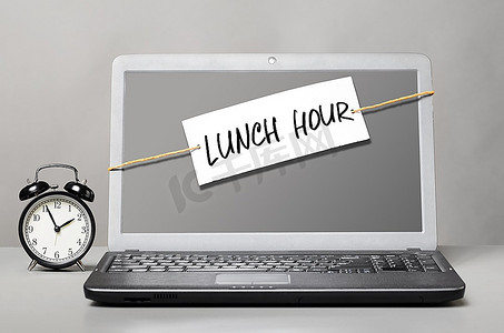 笔记本电脑与笔记有关午餐时间