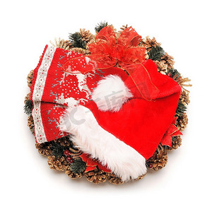 带圣诞帽的传统圣诞花环和白色隔开的袜子