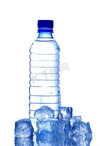 冰块倒影摄影照片_一瓶水和冰块。与世隔绝的白色，带着倒影。