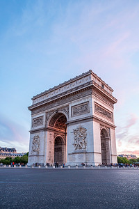 日落时分，巴黎凯旋门香榭丽舍大街