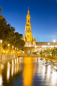 西班牙塞维利亚西班牙广场上的西班牙广场，映照在池塘上