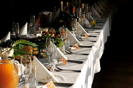盛大的招待会，为客人准备好的地方。餐桌上有食物和饮料