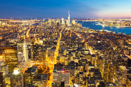美国，黄昏时分，纽约市天际线上的城市摩天大楼。