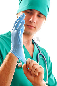 医生戴上手术手套