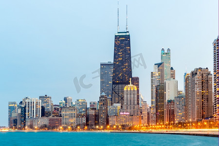 芝加哥市中心和密歇根湖的黄昏