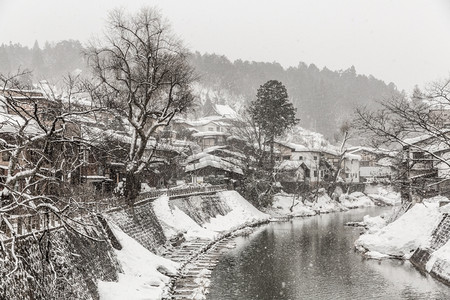 秋冬天摄影照片_日本高山岐阜县的秋雪之冬