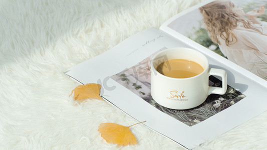 桌面咖啡白天杂志银杏杯子摄影图配图