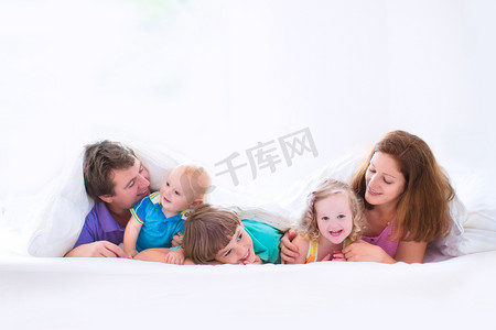 父亲封面摄影照片_幸福的大家庭，在卧室里