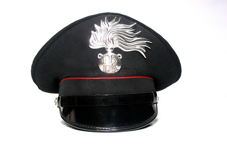 部队女兵摄影照片_关闭骑兵的帽子。意大利军事和警察部队