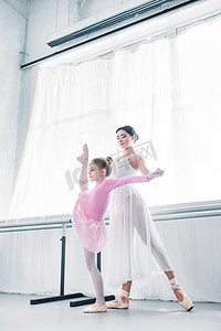芭蕾学校青年芭蕾舞教师训练与儿童伸展的低角度观