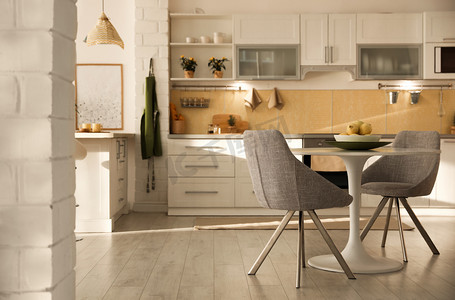 黄色风格摄影照片_现代厨房内部有时尚的白色家具。 空间空间 