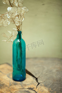 枯枝摄影照片_附庸风雅的创意组成的枯枝落叶在蓝色玻璃瓶