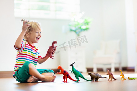 学前教育摄影照片_玩玩具恐龙的孩子。儿童玩具.