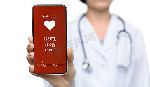 女医生的大专院校，在屏幕上显示出带有健康应用程序和身体活力的智能手机，白色背景。复制空间