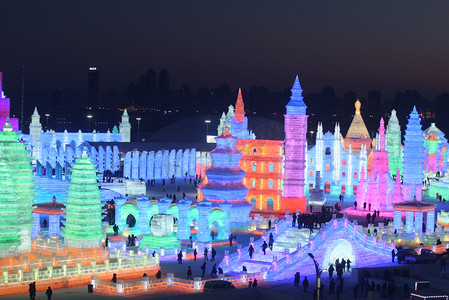 冰雪摩托车摄影照片_东北黑龙江省哈尔滨市第20届冰雪世界200日展出的照明冰雕夜景