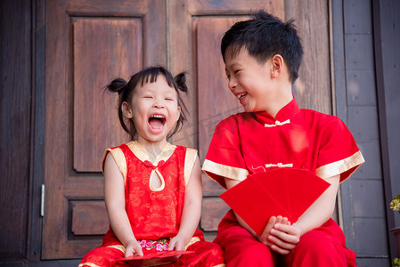 Happysiblings 在中国的传统服装，拿着红包钱