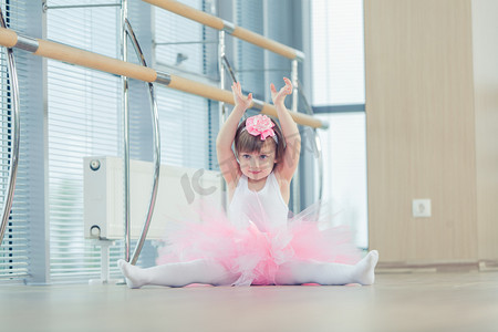 可爱芭蕾摄影照片_在 studio 中跳舞古典芭蕾的可爱孩子.