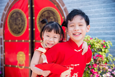 儿童红包摄影照片_Happysiblings 在中国的传统服装，拿着红包钱