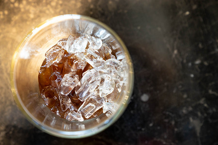 可乐玻璃饮料中冰立方的顶部视图