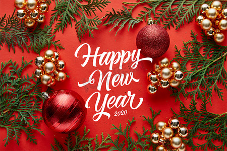 明亮的圣诞装饰头像，红色背景的thuja，开开心心的新年信笺