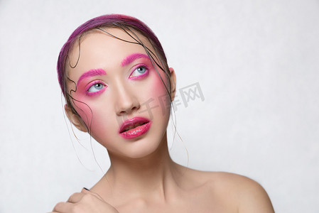 创意粉色五颜六色的化妆的女人