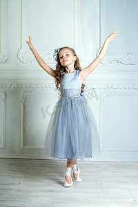 一个小小的可爱年轻芭蕾舞演员