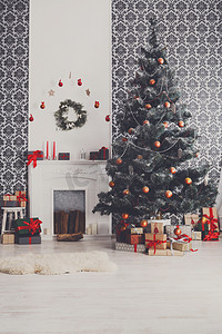 红色金色摄影照片_圣诞装饰树在现代室内，假日概念