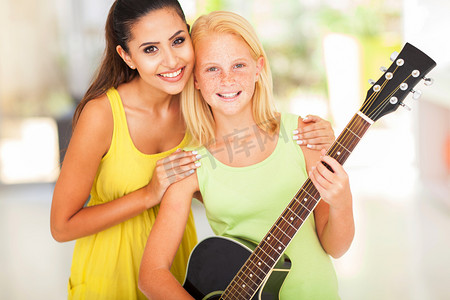 青春期女孩和她的音乐老师