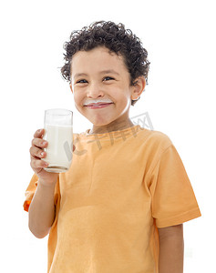 一杯牛奶杯摄影照片_一杯牛奶的小快乐男孩