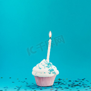 祝你生日快乐,或者是蛋糕,点上蜡烛和灯.案文的背景和位置.