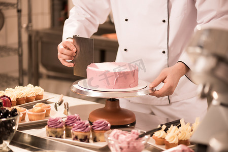 糖果制作蛋糕在餐厅厨房的裁剪拍摄