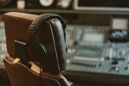 录音工作室挂在扶手椅上的耳机