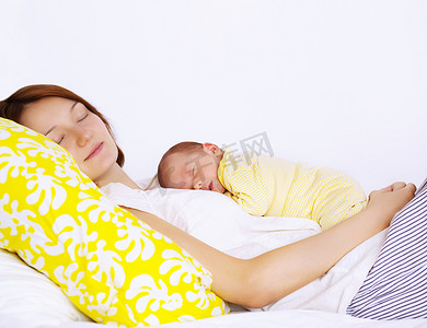 妈妈和宝宝的男孩睡在一起