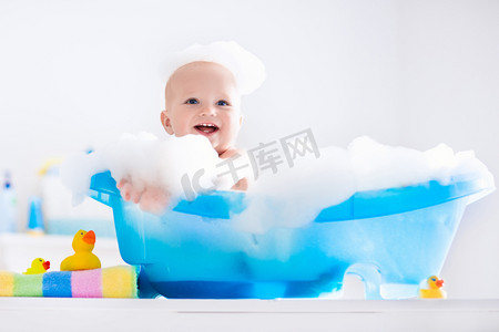 儿童baby摄影照片_Little baby taking a bath