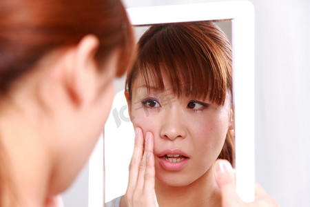 日本年轻女性担心干燥粗糙的肌肤