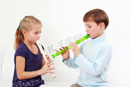 长笛演奏的孩子