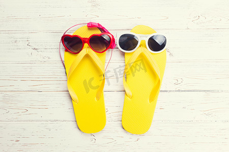 黄色的拖鞋和太阳镜