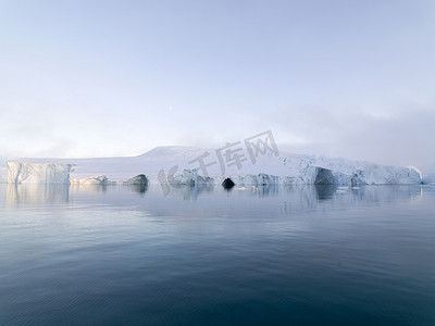 冰块纹理摄影照片_北极冰山格陵兰岛北极海中。你可以很容易看到那冰山水面上和水面下。有时令人难以置信的一座冰山的 90%是在水之下