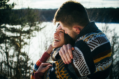 引诱摄影照片_幸福情侣拥抱。年轻男子抱着一个女孩.
