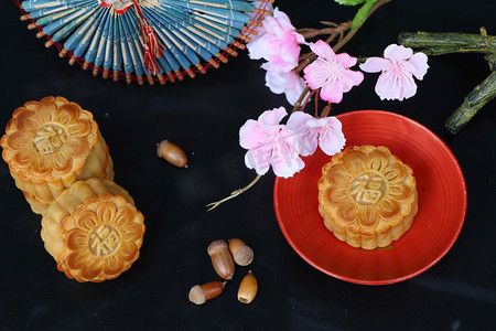中秋节背景摄影照片_中秋节吃月饼上木