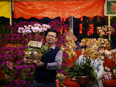 南方小年摄影照片_2017年1月27日，在中国中国南方的广东省广州市，顾客们挤在鲜花市场买花，准备购买中国农历新年（又称春节）的鲜花。