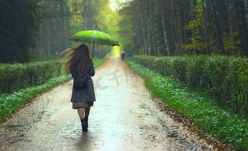 落水的姑娘摄影照片_雨下的女孩