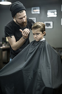 理发店的孩子头发造型