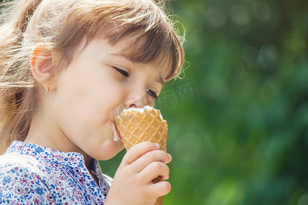 冰块纹理摄影照片_孩子吃冰激淋。选择性的焦点.