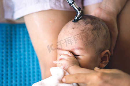 儿童理发摄影照片_4 个月宝宝剪头发