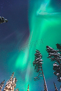 挪威人摄影照片_美丽的图画的大规模五彩绿色充满活力的北极光，极光，也知道作为北极光在夜空中拉普兰景观，挪威、 斯堪的那维亚越冬